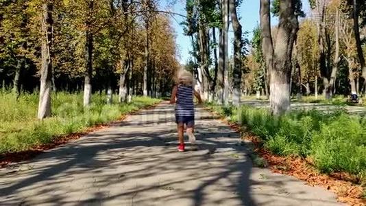 小女孩在公园里跑步视频
