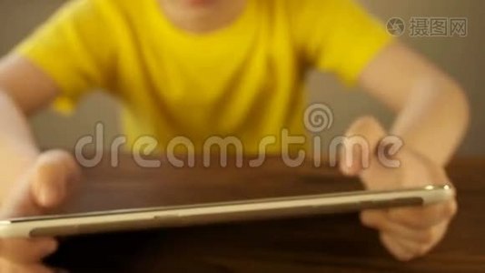 少年使用平板电脑视频