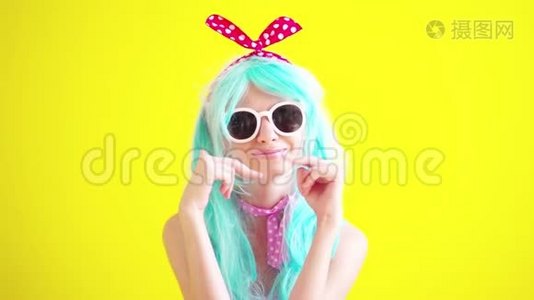 一个戴着眼镜戴着蓝色假发的女孩，像一个动漫娃娃视频