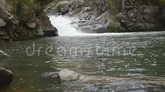 美丽的山河里的水绕着一块大石头流过视频