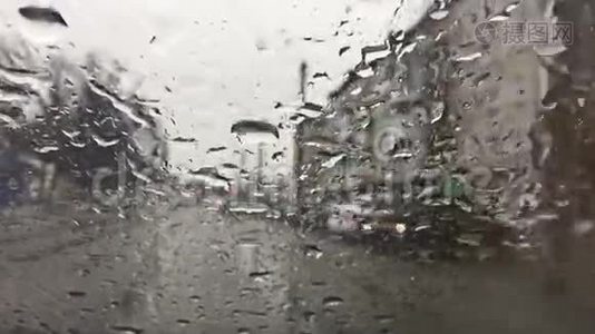 车窗上的雨滴。 降雨的移动视频