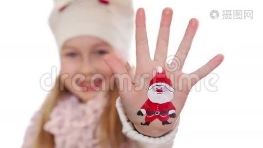 圣诞老人画在小女孩的手上视频