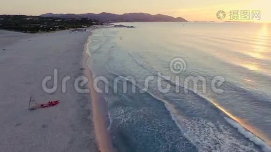 日出时飞越海滩视频