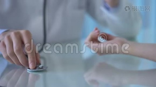 临床测量女性患者血压的专业男性医生视频