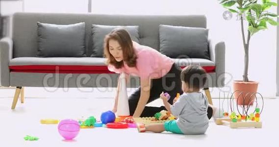 亚洲男孩和他妈妈玩玩具。视频