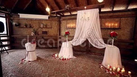 用鲜花装饰的婚礼拱门。视频