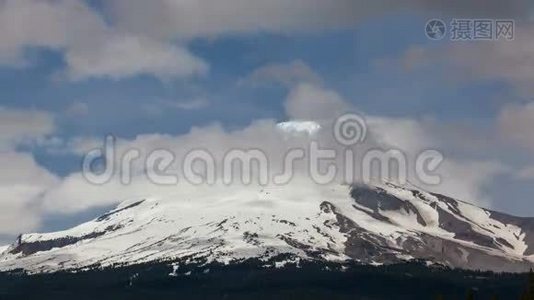 时间流逝云雾笼罩雄伟的胡德山在俄勒冈州特写4k视频