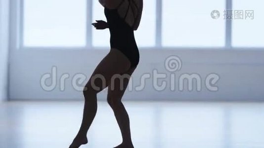 女子体操训练中的手部动作视频