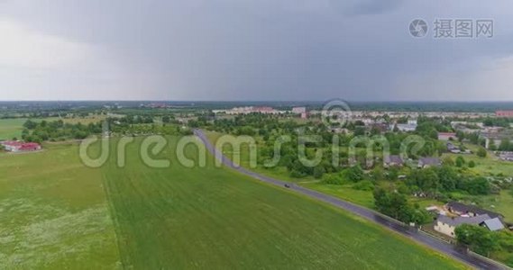 无人驾驶飞机的空中景观跟随汽车和卡车在潮湿的道路后，雨消失。视频