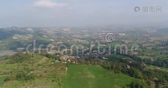 青山之间山谷中的一个小镇，从上面俯瞰，从空中俯瞰，全景，欧洲视频