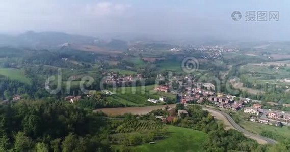 青山之间山谷中的一个小镇，从上面俯瞰，从空中俯瞰，全景，欧洲视频