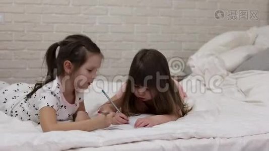 孩子们躺在床上画画。视频