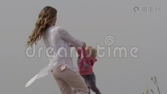 快乐的母亲和她的小女儿一起旋转，旋转视频