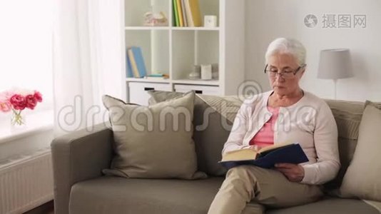 戴眼镜的老太太在家看书视频