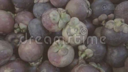 普吉岛食品市场上的泰国水果女王Mangosteen视频