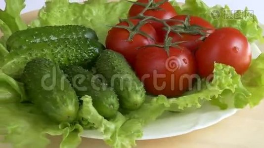 新鲜的绿色沙拉和西红柿和黄瓜视频