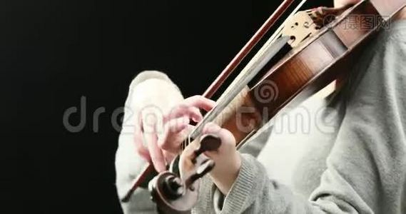 小提琴演奏-她的双手特写视频