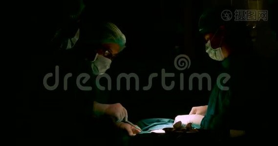 手术室的外科医生团队。视频