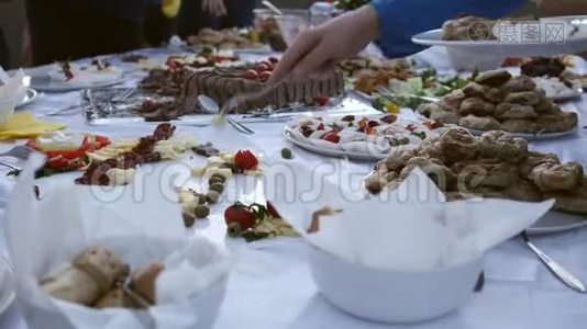 在瑞典餐桌上人们在盘子里装满食物视频