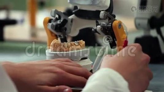 学生牙医修理牙齿视频