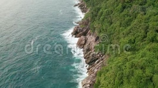 鸟瞰美丽的海浪和岩石海岸的绿色景观视频