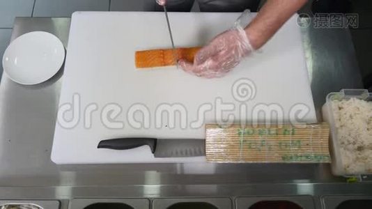 餐厅厨师准备和切寿司卷健康食品。 顶部视图视频