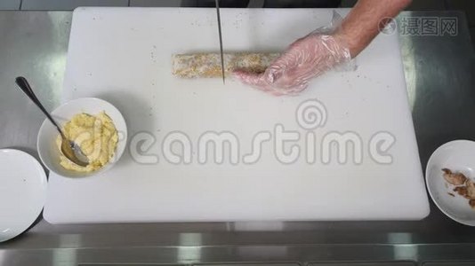 餐厅厨师准备和切寿司卷健康食品。 顶部视图视频