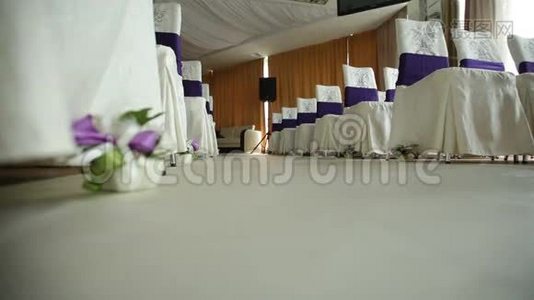 婚礼大厅装饰鲜花和椅子视频