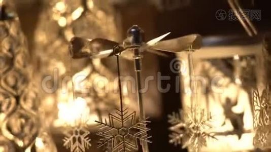 圣诞节市场上的圣诞玩具。 天使天使天使和蜡烛。视频