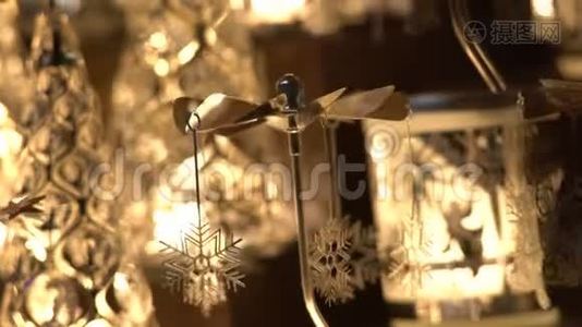 圣诞节市场上的圣诞玩具。 天使天使天使和蜡烛。视频