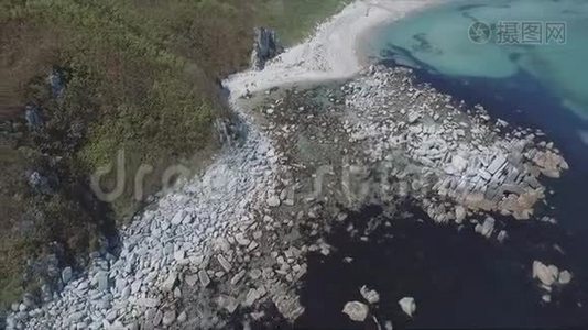 海岸湾的空中拍摄，岩石和悬崖。 空中无人机拍摄的海浪冲刷在海滩上的岩石。视频