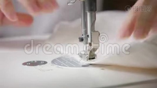 缝纫机的特写，针线缝.. 缝制优雅婚纱的设备。 手工制作视频