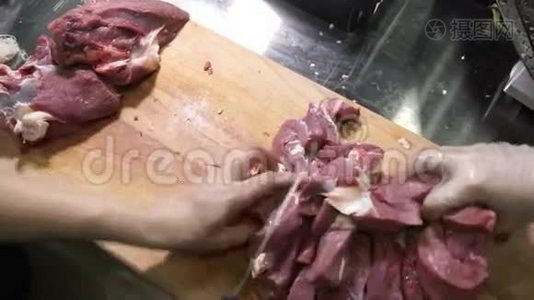 慢动作准备肉类在餐厅厨房烹饪视频