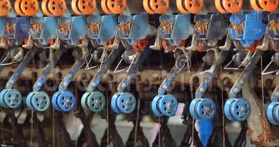一台纺纱机在运行中收集卷筒机中的丝线。视频