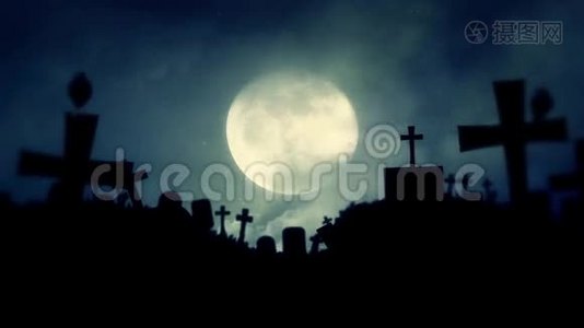 带黑鸦的哥特式墓葬在朦胧的满月之夜视频