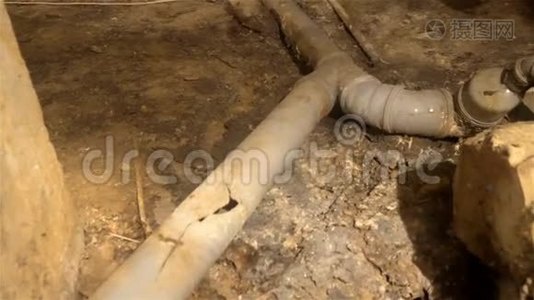 地下公用设施，公寓住宅地下室之一的泥浆下水道视频
