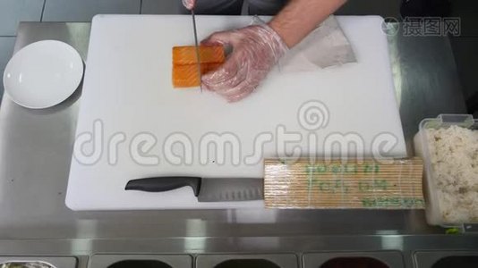 餐厅厨师准备和切寿司卷健康食品。 顶部视图视频