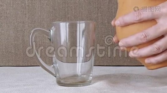 女人把牛奶从水罐里倒入玻璃杯里视频