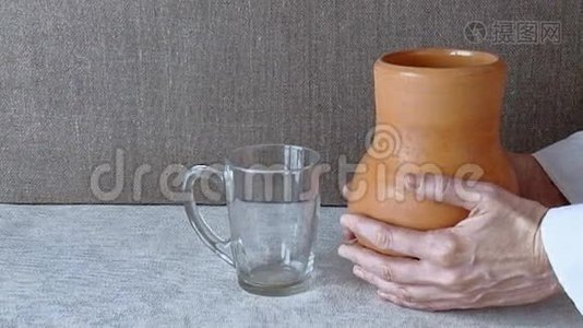 女人把牛奶从水罐里倒入玻璃杯里视频