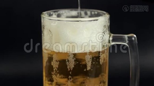 啤酒倒在玻璃杯里。 泡沫视频
