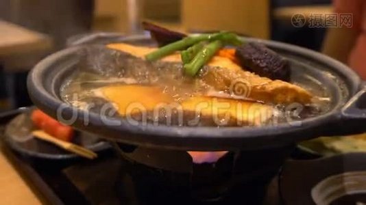 煮日本汤锅视频
