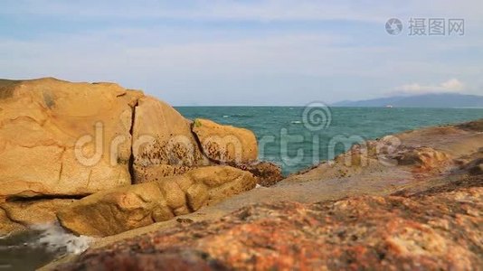 海浪冲击岩石视频