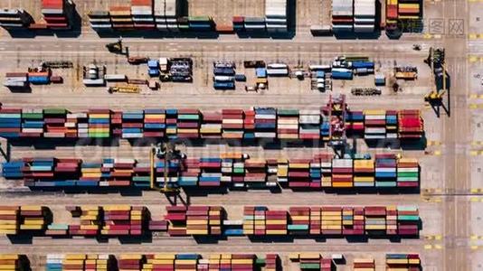 港口码头有集装箱船的工业货运区，空中景观视频