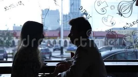 咖啡馆里的年轻时尚优雅时尚情侣视频