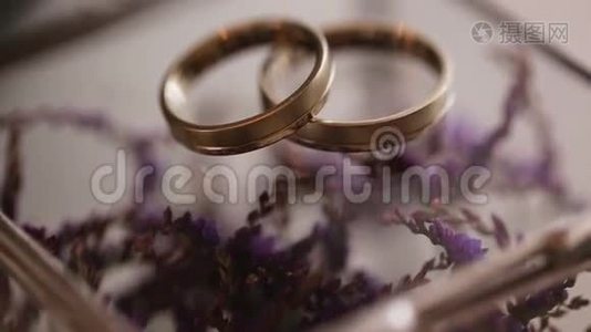 把紫色花朵上的金色结婚戒指收起来。视频