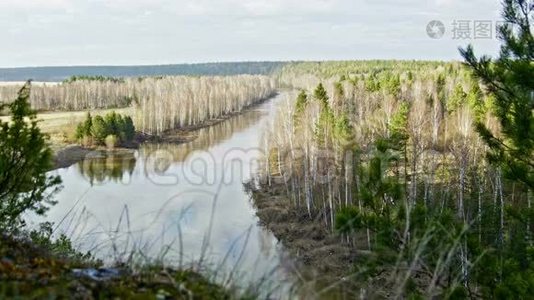 俄罗斯西伯利亚乌拉尔朱索瓦亚河山脉景观的广阔全景视频