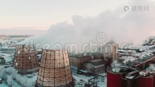 空中观景。 从工业管道排放到大气。 用无人驾驶飞机推进烟囱管道。 特写镜头。视频