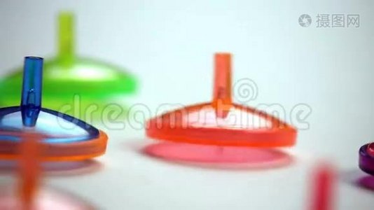 彩色玩具塑料拖把旋转特写镜头视频