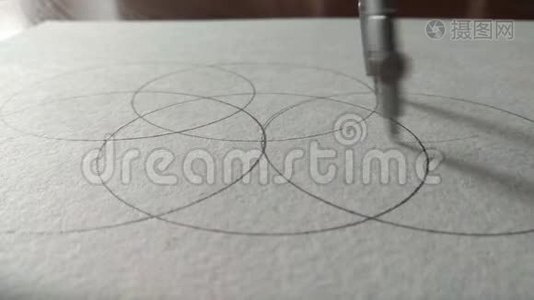 在一张纸上画一个圆圈视频