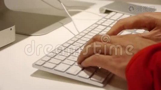 关闭键盘上的输入，计算机指示操作符。视频